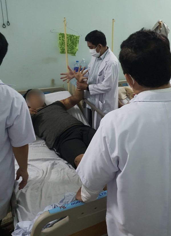 Vụ xe khách lao xuống vực ở Kon Tum: 2 bệnh nhân bị thương rất nghiêm trọng, người suy đa tạng, người liệt tứ chi-1