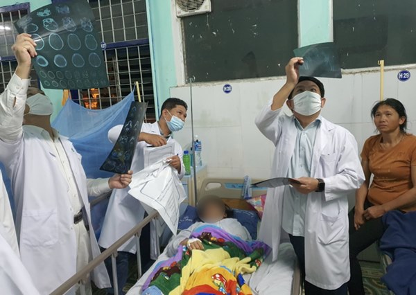 Vụ xe khách lao xuống vực ở Kon Tum: 2 bệnh nhân bị thương rất nghiêm trọng, người suy đa tạng, người liệt tứ chi-2