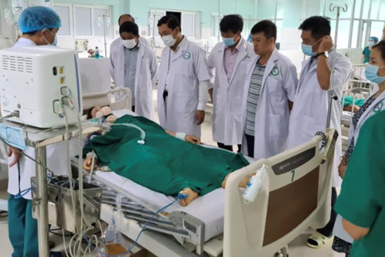 Vụ xe khách lao xuống vực ở Kon Tum: 2 bệnh nhân bị thương rất nghiêm trọng, người suy đa tạng, người liệt tứ chi