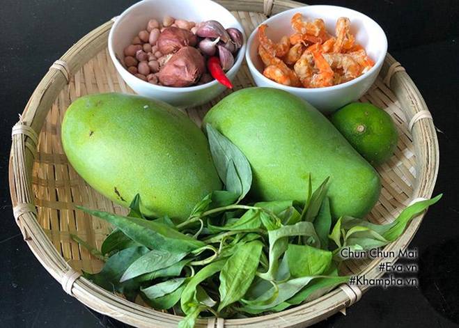 Gỏi xoài xanh tôm khô chua ngọt lại giòn giòn, ăn hết rồi cả nhà vẫn hỏi còn không-1