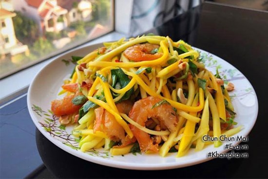 Gỏi xoài xanh tôm khô chua ngọt lại giòn giòn, ăn hết rồi cả nhà vẫn hỏi 