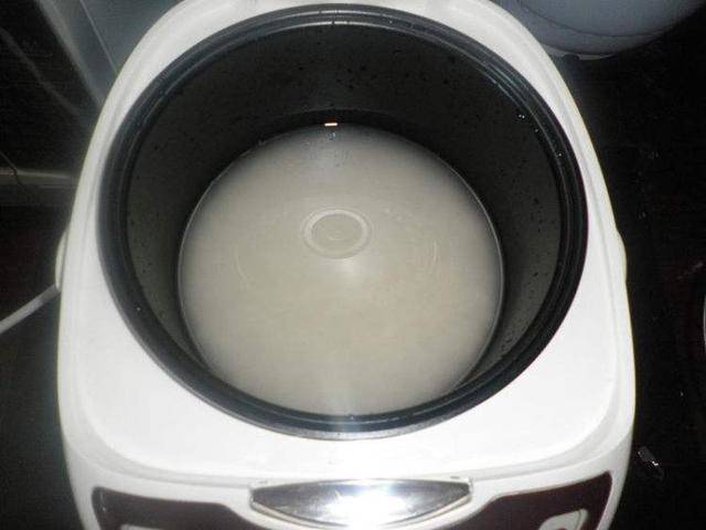 Khi nấu cơm, đừng chỉ thêm nước, cho cùng 2 thứ này vào cơm sẽ trắng, dẻo và ngon-1