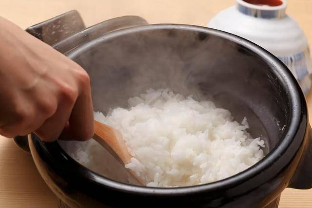Khi nấu cơm, đừng chỉ thêm nước, cho cùng 2 thứ này vào cơm sẽ trắng, dẻo và ngon-2