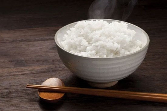Khi nấu cơm, đừng chỉ thêm nước, cho cùng 2 thứ này vào cơm sẽ trắng, dẻo và ngon