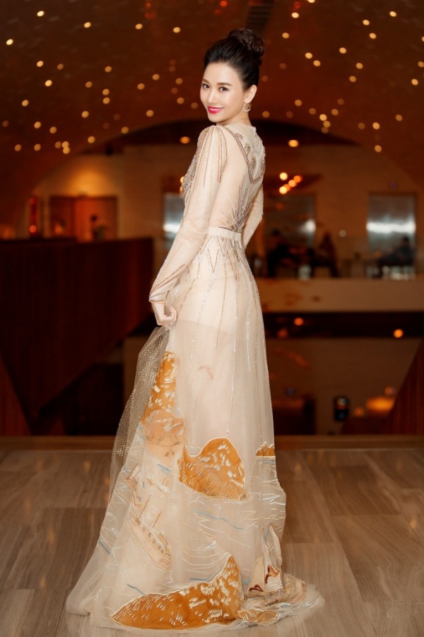 Ai mặc đồ xuyên thấu cũng gợi cảm nhưng Hari Won lại bị váy áo phản chủ vì hớ hênh-14