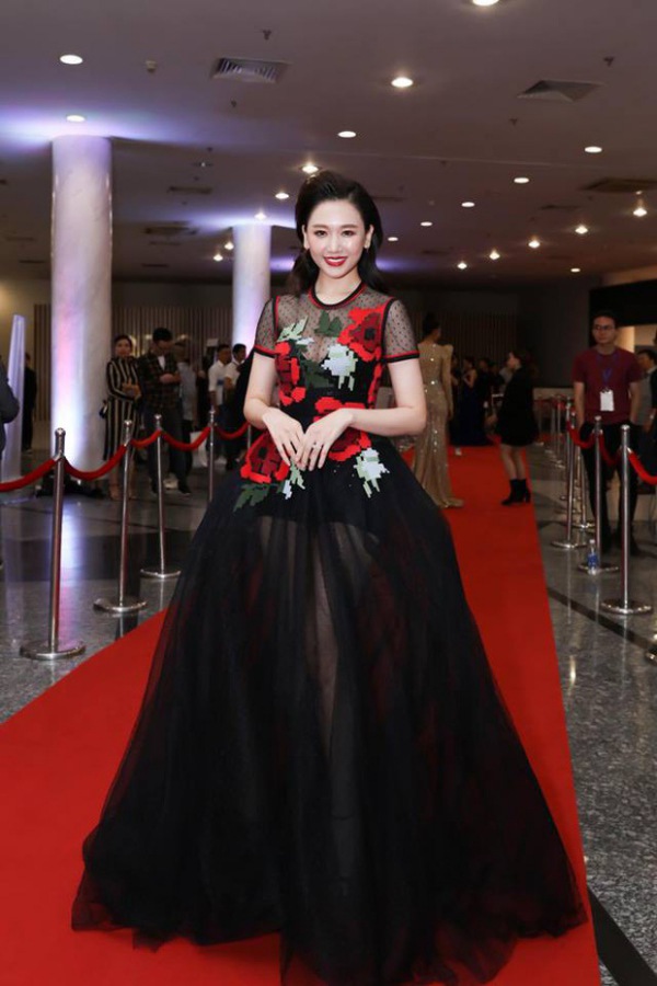 Ai mặc đồ xuyên thấu cũng gợi cảm nhưng Hari Won lại bị váy áo phản chủ vì hớ hênh-9