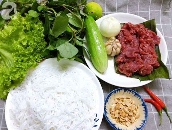 Nắng hoa cả mắt thì dại gì bày vẽ phức tạp, cứ làm tô bún bò xào nhanh - gọn - nhẹ vừa ngon hết cỡ lại mát mẻ sung sướng-1