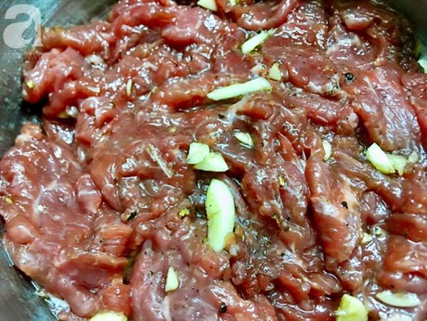 Nắng hoa cả mắt thì dại gì bày vẽ phức tạp, cứ làm tô bún bò xào nhanh - gọn - nhẹ vừa ngon hết cỡ lại mát mẻ sung sướng-2