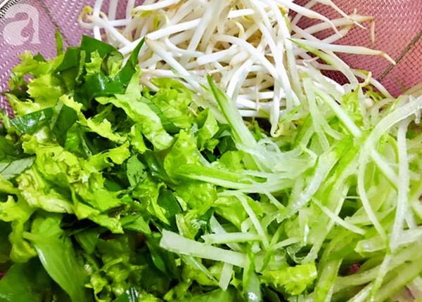 Nắng hoa cả mắt thì dại gì bày vẽ phức tạp, cứ làm tô bún bò xào nhanh - gọn - nhẹ vừa ngon hết cỡ lại mát mẻ sung sướng-3