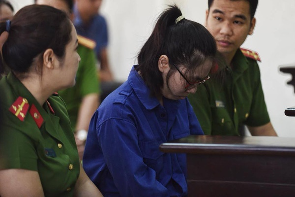 Xét xử cô gái đầu độc chị vì yêu anh rể khiến người khác tử vong: Hình ảnh 3 con thơ ngơ ngác bên di ảnh mẹ khiến ai cũng xót xa-7
