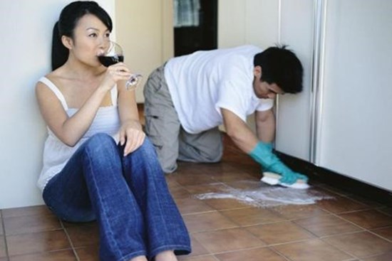 Bố mẹ vợ cho hẳn chuỗi cửa hàng tưởng sướng hơn tiên, tôi buột miệng 'chó chui gầm chạn', vợ giậm chân quát: