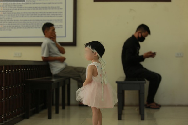 Nỗi đau 2 người mẹ trong vụ đầu độc bằng trà sữa ở Thái Bình: Người lặng lẽ ôm di ảnh con, người chết điếng nghe con nhận án tử-7