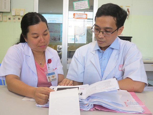 Bác sĩ lục hồ sơ, nhớ lại ánh mắt quyết giữ con của ba mẹ song Nhi-1