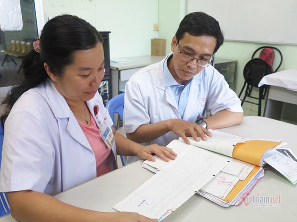 Bác sĩ lục hồ sơ, nhớ lại ánh mắt quyết giữ con của ba mẹ song Nhi-3