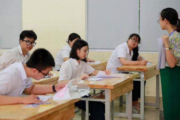 Đề thi môn Toán vào lớp 10 TP.HCM: Thí sinh than khó không làm được bài-3