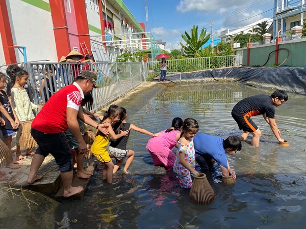 Lê Phương khuyến khích con gần gũi thiên nhiên, Cà Pháo lội sình, bắt cá chuyên nghiệp, chuẩn trai miền Tây rồi!-2