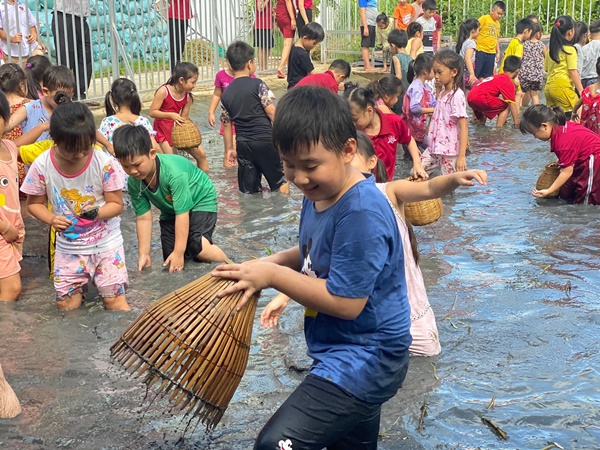 Lê Phương khuyến khích con gần gũi thiên nhiên, Cà Pháo lội sình, bắt cá chuyên nghiệp, chuẩn trai miền Tây rồi!-1