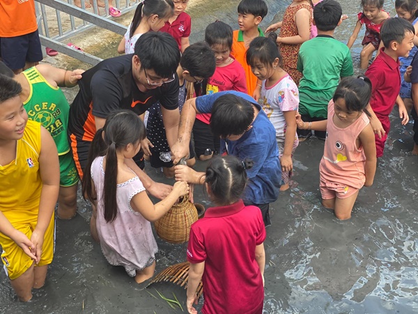 Lê Phương khuyến khích con gần gũi thiên nhiên, Cà Pháo lội sình, bắt cá chuyên nghiệp, chuẩn trai miền Tây rồi!-3