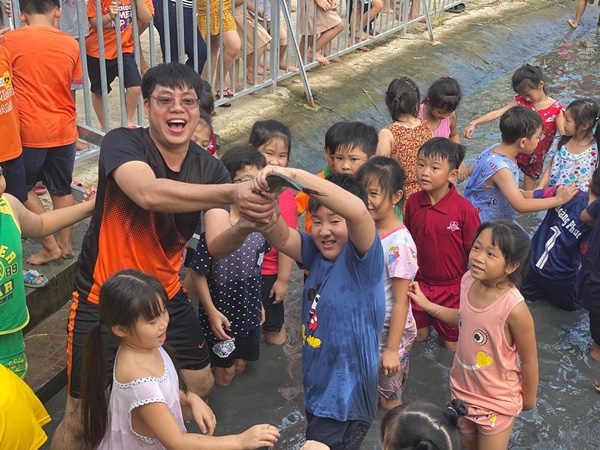 Lê Phương khuyến khích con gần gũi thiên nhiên, Cà Pháo lội sình, bắt cá chuyên nghiệp, chuẩn trai miền Tây rồi!-4