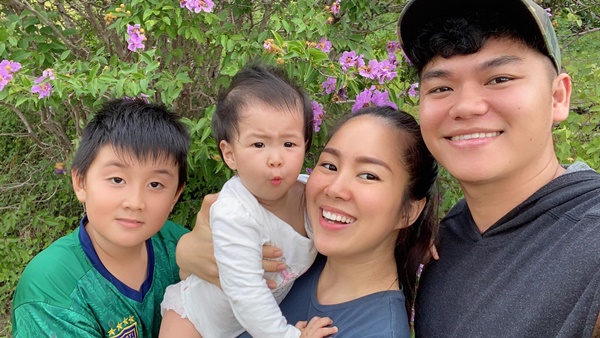 Lê Phương khuyến khích con gần gũi thiên nhiên, Cà Pháo lội sình, bắt cá chuyên nghiệp, chuẩn trai miền Tây rồi!-5