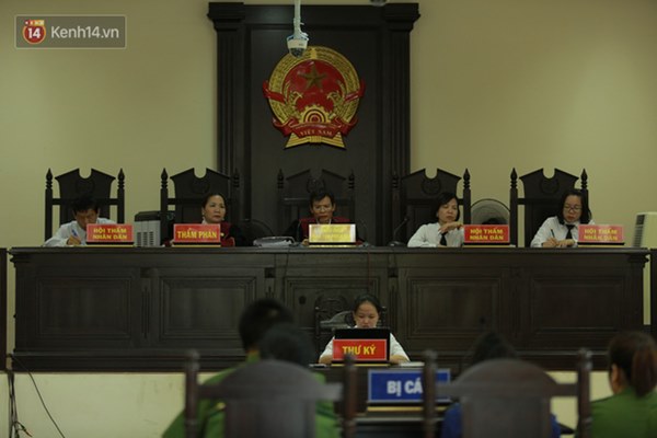 Ảnh: Nữ bị cáo đầu độc chị vì yêu anh rể bình thản khai nhận hành vi, nói cảm thấy may mắn cho chị họ vì đã thoát chết-1