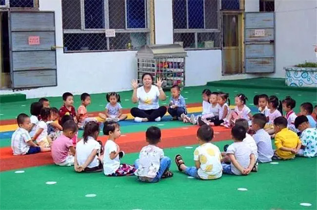 Cậu bé năn nỉ phụ huynh cho mặc váy đến trường  2sao
