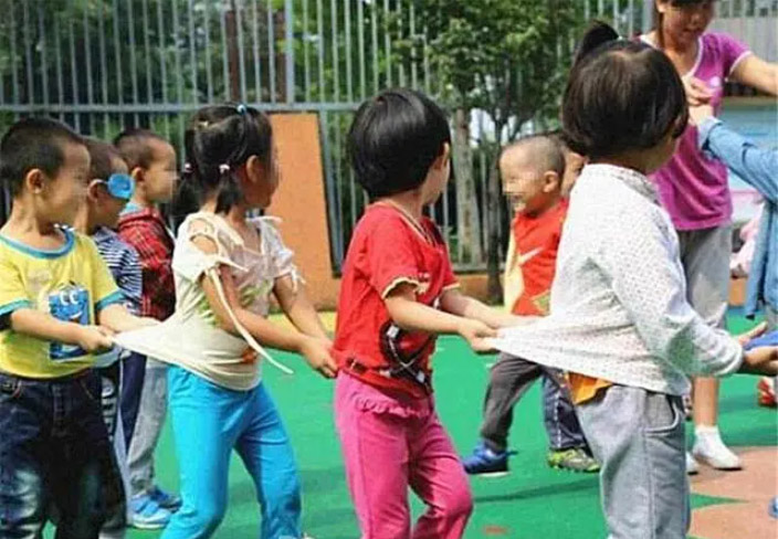 Cha mẹ đừng cho con gái mặc váy đến trường, giáo viên mầm non tiết lộ sự thật-3