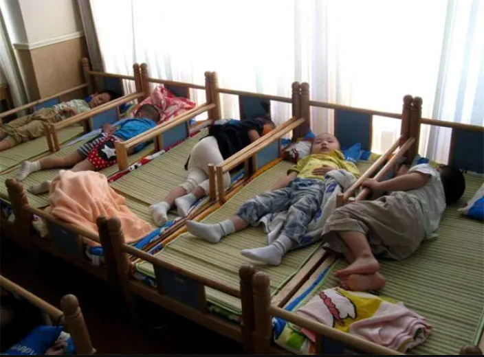 Cha mẹ đừng cho con gái mặc váy đến trường, giáo viên mầm non tiết lộ sự thật-4