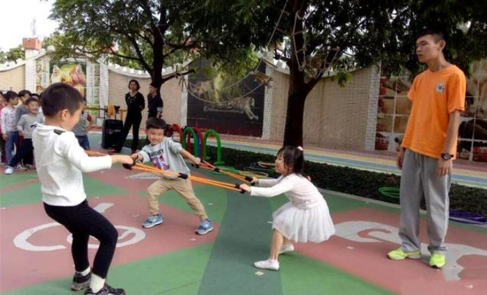 Cha mẹ đừng cho con gái mặc váy đến trường, giáo viên mầm non tiết lộ sự thật-5