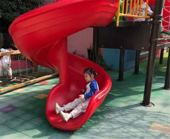 Cha mẹ đừng cho con gái mặc váy đến trường, giáo viên mầm non tiết lộ sự thật-6