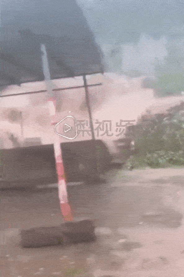 Mưa lớn tiếp tục càn quét Trung Quốc, nước lũ tràn vào văn phòng khiến nhân viên phải tháo chạy, danh lam thắng cảnh chìm trong biển nước-1