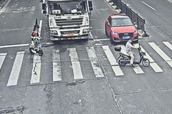 Hai bố con thoát chết thần kỳ khi bị xe bồn cuốn vào gầm