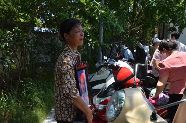 Nỗi đau 2 người mẹ trong vụ đầu độc bằng trà sữa ở Thái Bình: Người lặng lẽ ôm di ảnh con, người chết điếng nghe con nhận án tử-4