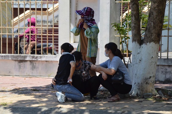 Nỗi đau 2 người mẹ trong vụ đầu độc bằng trà sữa ở Thái Bình: Người lặng lẽ ôm di ảnh con, người chết điếng nghe con nhận án tử-6