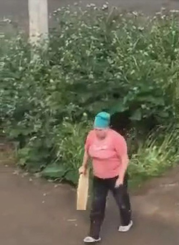 Bắt quả tang cặp đôi mây mưa trong bụi rậm, người phụ nữ dạy đôi trẻ bài học nhớ đời-2