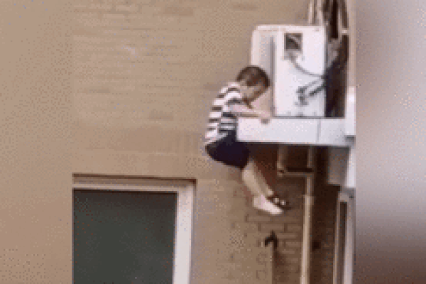 Người đàn ông nhanh tay cứu sống bé trai rơi khỏi tòa nhà chung cư