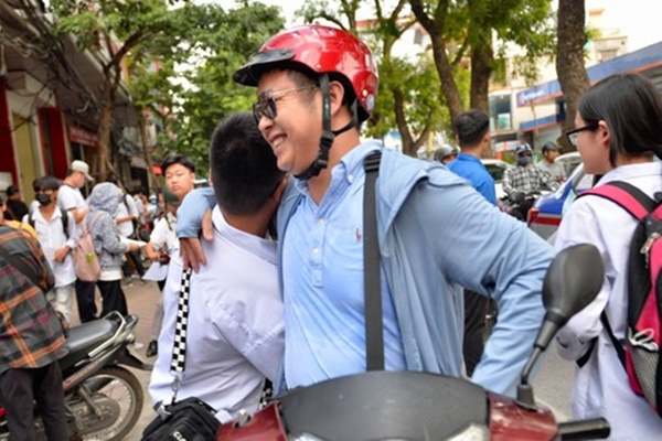 Sáng nay, học sinh Hà Nội chiến đấu môn cuối cùng trong kỳ thi vào lớp 10-6