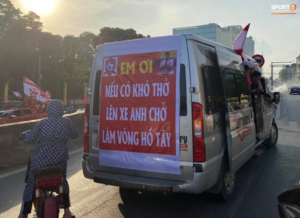 CĐV treo băng rôn cà khịa Quang Hải khi đến sân Hàng Đẫy cổ vũ trận Hà Nội FC gặp Hải Phòng-2