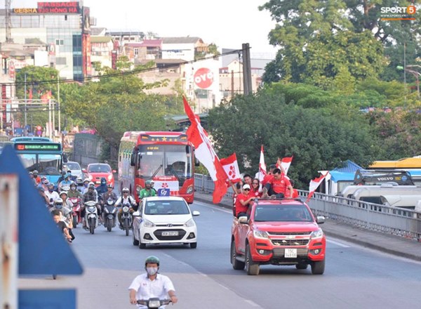 CĐV treo băng rôn cà khịa Quang Hải khi đến sân Hàng Đẫy cổ vũ trận Hà Nội FC gặp Hải Phòng-5