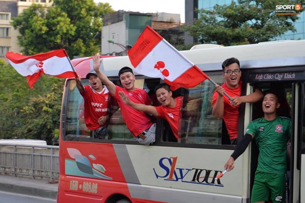 CĐV treo băng rôn cà khịa Quang Hải khi đến sân Hàng Đẫy cổ vũ trận Hà Nội FC gặp Hải Phòng-6