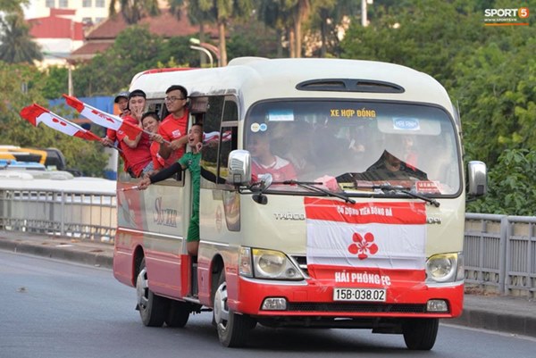CĐV treo băng rôn cà khịa Quang Hải khi đến sân Hàng Đẫy cổ vũ trận Hà Nội FC gặp Hải Phòng-7