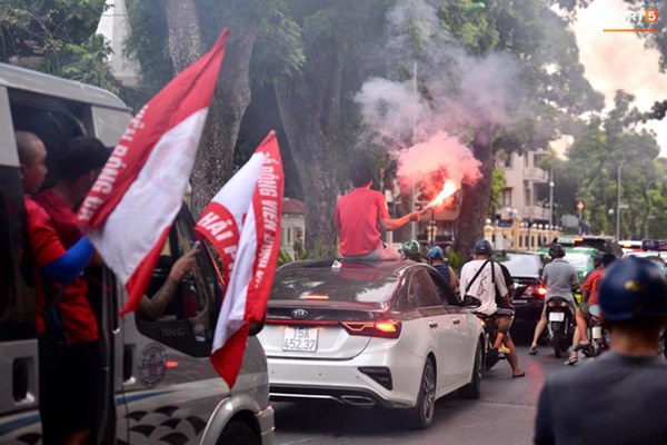 CĐV treo băng rôn cà khịa Quang Hải khi đến sân Hàng Đẫy cổ vũ trận Hà Nội FC gặp Hải Phòng-9