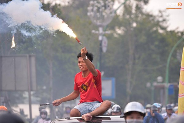 CĐV treo băng rôn cà khịa Quang Hải khi đến sân Hàng Đẫy cổ vũ trận Hà Nội FC gặp Hải Phòng-10