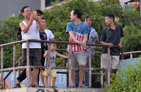 CĐV treo băng rôn cà khịa Quang Hải khi đến sân Hàng Đẫy cổ vũ trận Hà Nội FC gặp Hải Phòng-11