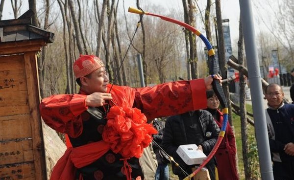 Đám cưới đặc biệt của người Mãn tại Trung Quốc: Cô dâu rời nhà khi trời chưa sáng tỏ và điều kỳ lạ về 3 mũi tên chú rể bắn về phía cô dâu-3