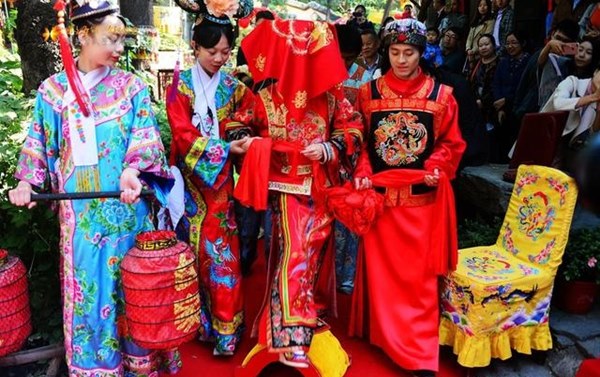 Đám cưới đặc biệt của người Mãn tại Trung Quốc: Cô dâu rời nhà khi trời chưa sáng tỏ và điều kỳ lạ về 3 mũi tên chú rể bắn về phía cô dâu-6