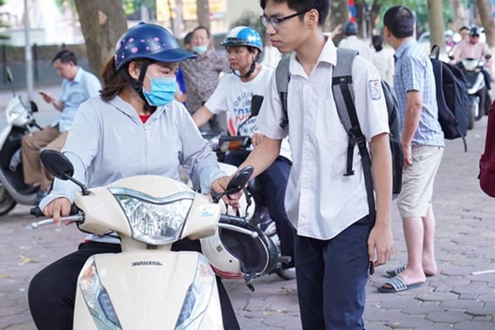 Sáng nay, học sinh Hà Nội chiến đấu môn cuối cùng trong kỳ thi vào lớp 10