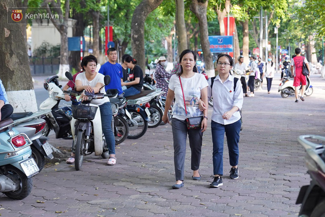 Sáng nay, học sinh Hà Nội chiến đấu môn cuối cùng trong kỳ thi vào lớp 10-5