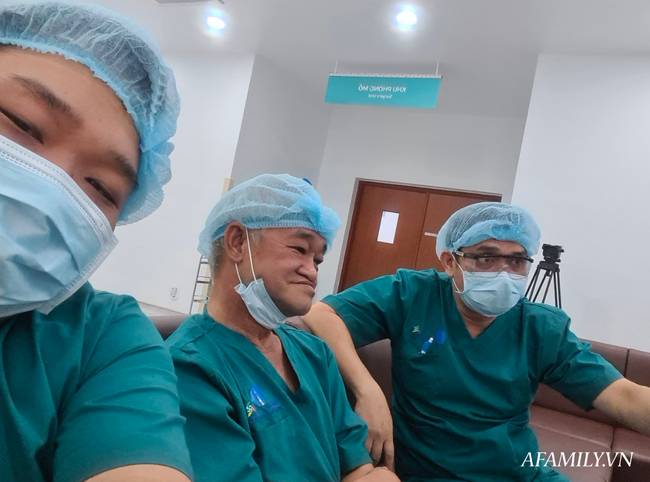 Bác sĩ ekip chỉnh hình trong ca tách song sinh Trúc Nhi - Diệu Nhi tiết lộ khoảnh khắc cuối cùng: Vừa bó bột xong là… muốn gục-4