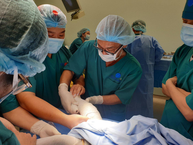 Bác sĩ ekip chỉnh hình trong ca tách song sinh Trúc Nhi - Diệu Nhi tiết lộ khoảnh khắc cuối cùng: Vừa bó bột xong là… muốn gục-5